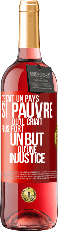 29,95 € Envoi gratuit | Vin rosé Édition ROSÉ C'était un pays si pauvre qu'il criait plus fort un but qu'une injustice Étiquette Rouge. Étiquette personnalisable Vin jeune Récolte 2024 Tempranillo