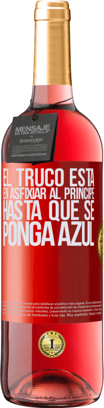 29,95 € Envío gratis | Vino Rosado Edición ROSÉ El truco está en axfisiar al príncipe hasta que se ponga azul Etiqueta Roja. Etiqueta personalizable Vino joven Cosecha 2023 Tempranillo