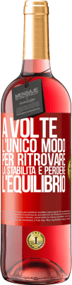 29,95 € Spedizione Gratuita | Vino rosato Edizione ROSÉ A volte, l'unico modo per ritrovare la stabilità è perdere l'equilibrio Etichetta Rossa. Etichetta personalizzabile Vino giovane Raccogliere 2023 Tempranillo