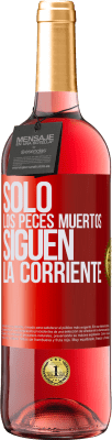 29,95 € Envío gratis | Vino Rosado Edición ROSÉ Sólo los peces muertos siguen la corriente Etiqueta Roja. Etiqueta personalizable Vino joven Cosecha 2024 Tempranillo