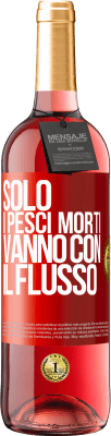 29,95 € Spedizione Gratuita | Vino rosato Edizione ROSÉ Solo i pesci morti vanno con il flusso Etichetta Rossa. Etichetta personalizzabile Vino giovane Raccogliere 2024 Tempranillo