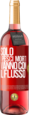 29,95 € Spedizione Gratuita | Vino rosato Edizione ROSÉ Solo i pesci morti vanno con il flusso Etichetta Rossa. Etichetta personalizzabile Vino giovane Raccogliere 2025 Tempranillo