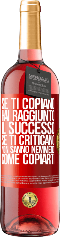 29,95 € Spedizione Gratuita | Vino rosato Edizione ROSÉ Se ti copiano, hai raggiunto il successo. Se ti criticano, non sanno nemmeno come copiarti Etichetta Rossa. Etichetta personalizzabile Vino giovane Raccogliere 2024 Tempranillo