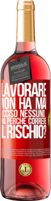 29,95 € Spedizione Gratuita | Vino rosato Edizione ROSÉ Lavorare non ha mai ucciso nessuno ... ma perché correre il rischio? Etichetta Rossa. Etichetta personalizzabile Vino giovane Raccogliere 2024 Tempranillo