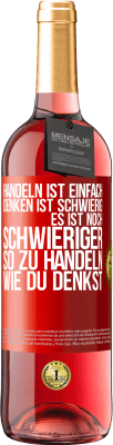 29,95 € Kostenloser Versand | Roséwein ROSÉ Ausgabe Handeln ist einfach. Denken ist schwierig. Es ist noch schwieriger, so zu handeln, wie du denkst Rote Markierung. Anpassbares Etikett Junger Wein Ernte 2023 Tempranillo