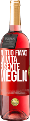 29,95 € Spedizione Gratuita | Vino rosato Edizione ROSÉ Al tuo fianco la vita si sente meglio Etichetta Rossa. Etichetta personalizzabile Vino giovane Raccogliere 2025 Tempranillo