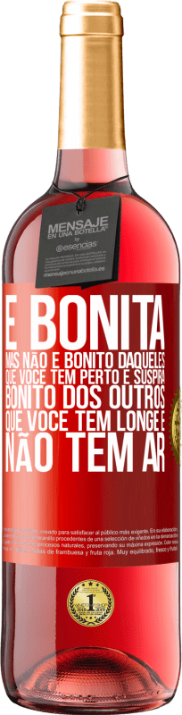 29,95 € Envio grátis | Vinho rosé Edição ROSÉ É bonita. Mas não é bonito daqueles que você tem perto e suspira. Bonito dos outros, que você tem longe e não tem ar Etiqueta Vermelha. Etiqueta personalizável Vinho jovem Colheita 2024 Tempranillo