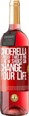 29,95 € 免费送货 | 桃红葡萄酒 ROSÉ版 灰姑娘证明一双新鞋可以改变您的生活 红色标签. 可自定义的标签 青年酒 收成 2023 Tempranillo