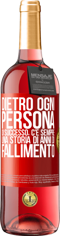 29,95 € Spedizione Gratuita | Vino rosato Edizione ROSÉ Dietro ogni persona di successo, c'è sempre una storia di anni di fallimento Etichetta Rossa. Etichetta personalizzabile Vino giovane Raccogliere 2024 Tempranillo