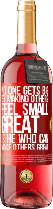 29,95 € 免费送货 | 桃红葡萄酒 ROSÉ版 没有人会因让别人变得渺小而变大。能够使别人变得伟大的人是伟大的 红色标签. 可自定义的标签 青年酒 收成 2025 Tempranillo