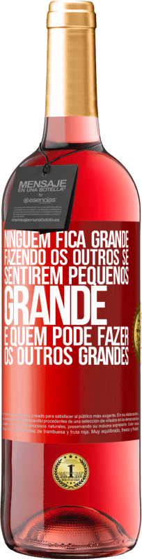 29,95 € Envio grátis | Vinho rosé Edição ROSÉ Ninguém fica grande fazendo os outros se sentirem pequenos. Grande é quem pode fazer os outros grandes Etiqueta Vermelha. Etiqueta personalizável Vinho jovem Colheita 2024 Tempranillo