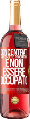 29,95 € Spedizione Gratuita | Vino rosato Edizione ROSÉ Concentrati sull'essere produttivo e non essere occupato Etichetta Rossa. Etichetta personalizzabile Vino giovane Raccogliere 2023 Tempranillo