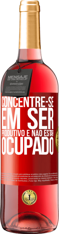 29,95 € Envio grátis | Vinho rosé Edição ROSÉ Concentre-se em ser produtivo e não estar ocupado Etiqueta Vermelha. Etiqueta personalizável Vinho jovem Colheita 2024 Tempranillo