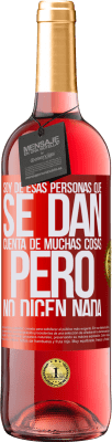 29,95 € Envío gratis | Vino Rosado Edición ROSÉ Soy de esas personas que se dan cuenta de muchas cosas, pero no dicen nada Etiqueta Roja. Etiqueta personalizable Vino joven Cosecha 2025 Tempranillo