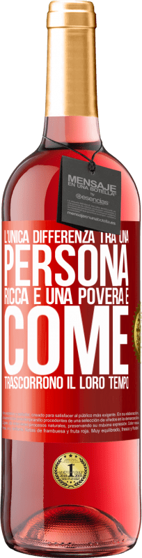 29,95 € Spedizione Gratuita | Vino rosato Edizione ROSÉ L'unica differenza tra una persona ricca e una povera è come trascorrono il loro tempo Etichetta Rossa. Etichetta personalizzabile Vino giovane Raccogliere 2024 Tempranillo