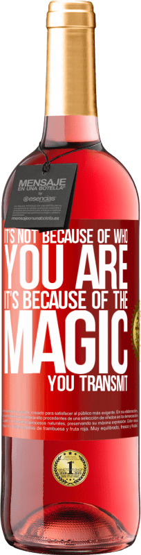 29,95 € 送料無料 | ロゼワイン ROSÉエディション それはあなたが誰なのかではなく、あなたが伝える魔法のせいです 赤いタグ. カスタマイズ可能なラベル 若いワイン 収穫 2025 Tempranillo