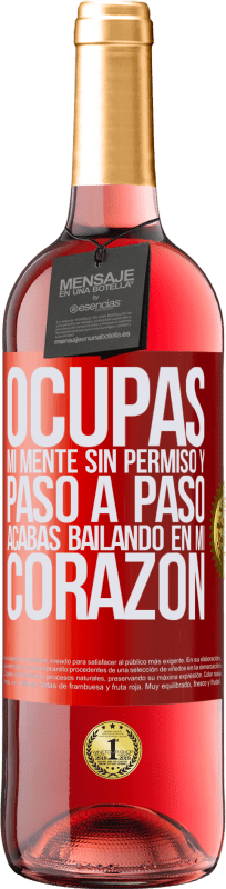 29,95 € Envío gratis | Vino Rosado Edición ROSÉ Ocupas mi mente sin permiso y paso a paso, acabas bailando en mi corazón Etiqueta Roja. Etiqueta personalizable Vino joven Cosecha 2024 Tempranillo