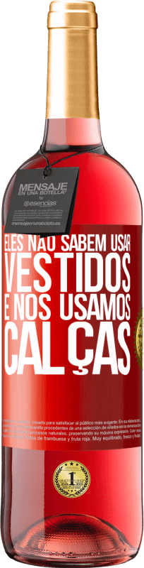 29,95 € Envio grátis | Vinho rosé Edição ROSÉ Eles não sabem usar vestidos e nós usamos calças Etiqueta Vermelha. Etiqueta personalizável Vinho jovem Colheita 2024 Tempranillo