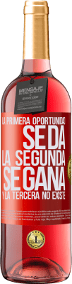 29,95 € Envío gratis | Vino Rosado Edición ROSÉ La primera oportunidad se da, la segunda se gana, y la tercera no existe Etiqueta Roja. Etiqueta personalizable Vino joven Cosecha 2025 Tempranillo