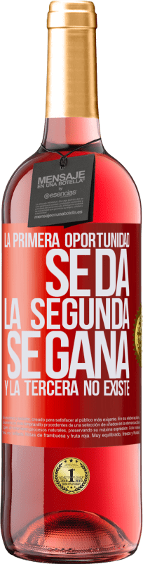 29,95 € Envío gratis | Vino Rosado Edición ROSÉ La primera oportunidad se da, la segunda se gana, y la tercera no existe Etiqueta Roja. Etiqueta personalizable Vino joven Cosecha 2024 Tempranillo