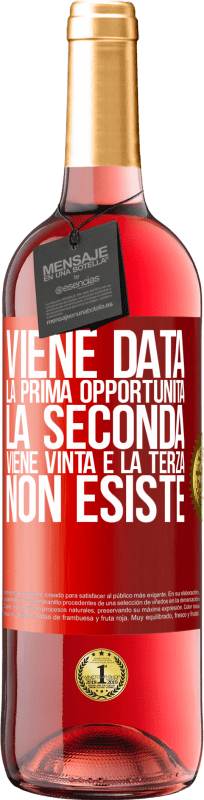 29,95 € Spedizione Gratuita | Vino rosato Edizione ROSÉ Viene data la prima opportunità, la seconda viene vinta e la terza non esiste Etichetta Rossa. Etichetta personalizzabile Vino giovane Raccogliere 2024 Tempranillo