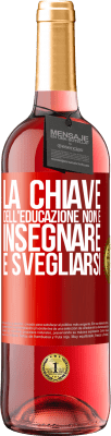 29,95 € Spedizione Gratuita | Vino rosato Edizione ROSÉ La chiave dell'educazione non è insegnare, è svegliarsi Etichetta Rossa. Etichetta personalizzabile Vino giovane Raccogliere 2025 Tempranillo