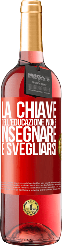 29,95 € Spedizione Gratuita | Vino rosato Edizione ROSÉ La chiave dell'educazione non è insegnare, è svegliarsi Etichetta Rossa. Etichetta personalizzabile Vino giovane Raccogliere 2024 Tempranillo