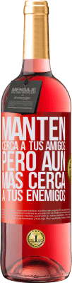 29,95 € Envío gratis | Vino Rosado Edición ROSÉ Mantén cerca a tus amigos, pero aún más cerca a tus enemigos Etiqueta Roja. Etiqueta personalizable Vino joven Cosecha 2025 Tempranillo
