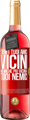 29,95 € Spedizione Gratuita | Vino rosato Edizione ROSÉ Tieni i tuoi amici vicini, ma anche più vicini ai tuoi nemici Etichetta Rossa. Etichetta personalizzabile Vino giovane Raccogliere 2024 Tempranillo