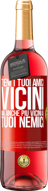 29,95 € Spedizione Gratuita | Vino rosato Edizione ROSÉ Tieni i tuoi amici vicini, ma anche più vicini ai tuoi nemici Etichetta Rossa. Etichetta personalizzabile Vino giovane Raccogliere 2024 Tempranillo