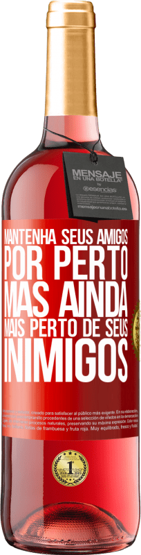 29,95 € Envio grátis | Vinho rosé Edição ROSÉ Mantenha seus amigos por perto, mas ainda mais perto de seus inimigos Etiqueta Vermelha. Etiqueta personalizável Vinho jovem Colheita 2025 Tempranillo