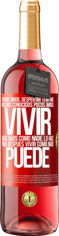 29,95 € Envío gratis | Vino Rosado Edición ROSÉ Dormir tarde, despertar temprano. Muchos conocidos, pocos amigos. Vivir unos años como nadie lo hace, para después vivir Etiqueta Roja. Etiqueta personalizable Vino joven Cosecha 2025 Tempranillo