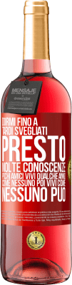 29,95 € Spedizione Gratuita | Vino rosato Edizione ROSÉ Dormi fino a tardi, svegliati presto. Molte conoscenze, pochi amici. Vivi qualche anno come nessuno, poi vivi come nessuno Etichetta Rossa. Etichetta personalizzabile Vino giovane Raccogliere 2023 Tempranillo