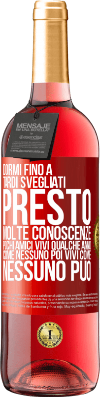 29,95 € Spedizione Gratuita | Vino rosato Edizione ROSÉ Dormi fino a tardi, svegliati presto. Molte conoscenze, pochi amici. Vivi qualche anno come nessuno, poi vivi come nessuno Etichetta Rossa. Etichetta personalizzabile Vino giovane Raccogliere 2024 Tempranillo