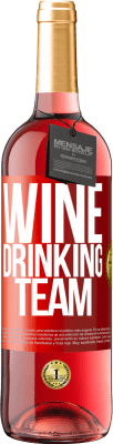 29,95 € 免费送货 | 桃红葡萄酒 ROSÉ版 Wine drinking team 红色标签. 可自定义的标签 青年酒 收成 2024 Tempranillo