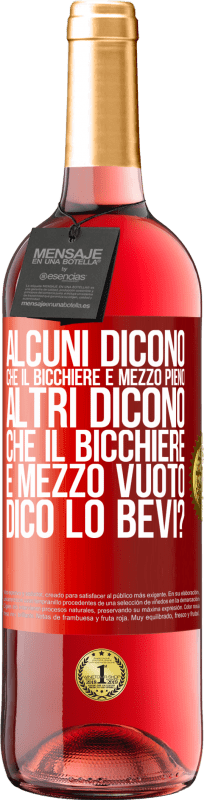 29,95 € Spedizione Gratuita | Vino rosato Edizione ROSÉ Alcuni dicono che il bicchiere è mezzo pieno, altri dicono che il bicchiere è mezzo vuoto. Dico lo bevi? Etichetta Rossa. Etichetta personalizzabile Vino giovane Raccogliere 2024 Tempranillo