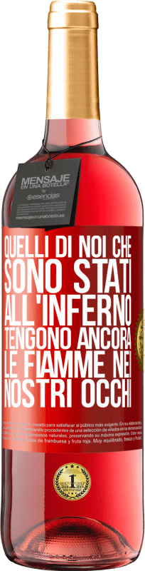 29,95 € Spedizione Gratuita | Vino rosato Edizione ROSÉ Quelli di noi che sono stati all'inferno tengono ancora le fiamme nei nostri occhi Etichetta Rossa. Etichetta personalizzabile Vino giovane Raccogliere 2024 Tempranillo