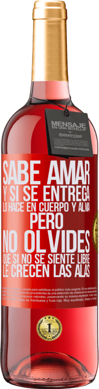 29,95 € Envío gratis | Vino Rosado Edición ROSÉ Sabe amar, y si se entrega, lo hace en cuerpo y alma. Pero, no olvides, que si no se siente libre, le crecen las alas Etiqueta Roja. Etiqueta personalizable Vino joven Cosecha 2024 Tempranillo