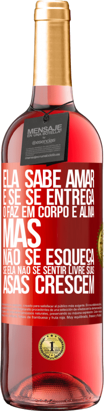 29,95 € Envio grátis | Vinho rosé Edição ROSÉ Ele sabe amar e, se se entrega, o faz em corpo e alma. Mas, não se esqueça, se você não se sentir livre, suas asas crescem Etiqueta Vermelha. Etiqueta personalizável Vinho jovem Colheita 2024 Tempranillo