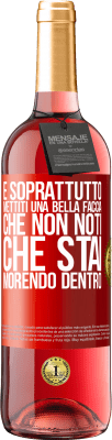 29,95 € Spedizione Gratuita | Vino rosato Edizione ROSÉ E soprattutto, mettiti una bella faccia, che non noti che stai morendo dentro Etichetta Rossa. Etichetta personalizzabile Vino giovane Raccogliere 2025 Tempranillo