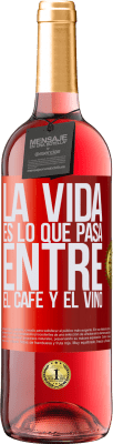 29,95 € Envío gratis | Vino Rosado Edición ROSÉ La vida es lo que pasa entre el café y el vino Etiqueta Roja. Etiqueta personalizable Vino joven Cosecha 2025 Tempranillo