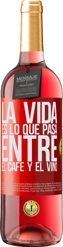 29,95 € Envío gratis | Vino Rosado Edición ROSÉ La vida es lo que pasa entre el café y el vino Etiqueta Roja. Etiqueta personalizable Vino joven Cosecha 2024 Tempranillo