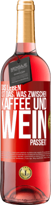 29,95 € Kostenloser Versand | Roséwein ROSÉ Ausgabe Das Leben ist das, was zwischen Kaffee und Wein passiert Rote Markierung. Anpassbares Etikett Junger Wein Ernte 2023 Tempranillo