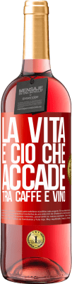 29,95 € Spedizione Gratuita | Vino rosato Edizione ROSÉ La vita è ciò che accade tra caffè e vino Etichetta Rossa. Etichetta personalizzabile Vino giovane Raccogliere 2025 Tempranillo