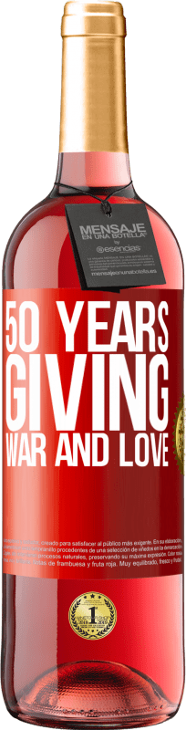 29,95 € 免费送货 | 桃红葡萄酒 ROSÉ版 50年来给予战争和爱 红色标签. 可自定义的标签 青年酒 收成 2023 Tempranillo
