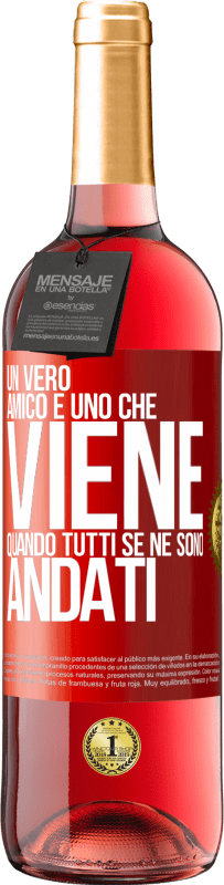 29,95 € Spedizione Gratuita | Vino rosato Edizione ROSÉ Un vero amico è uno che viene quando tutti se ne sono andati Etichetta Rossa. Etichetta personalizzabile Vino giovane Raccogliere 2024 Tempranillo