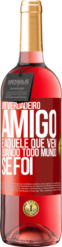 29,95 € Envio grátis | Vinho rosé Edição ROSÉ Um verdadeiro amigo é aquele que vem quando todo mundo se foi Etiqueta Vermelha. Etiqueta personalizável Vinho jovem Colheita 2024 Tempranillo