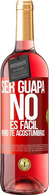 29,95 € Envío gratis | Vino Rosado Edición ROSÉ Ser guapa no es fácil, pero te acostumbras Etiqueta Roja. Etiqueta personalizable Vino joven Cosecha 2024 Tempranillo