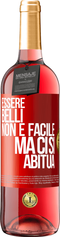 29,95 € Spedizione Gratuita | Vino rosato Edizione ROSÉ Essere belli non è facile, ma ci si abitua Etichetta Rossa. Etichetta personalizzabile Vino giovane Raccogliere 2024 Tempranillo