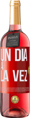 29,95 € Envío gratis | Vino Rosado Edición ROSÉ Un día a la vez Etiqueta Roja. Etiqueta personalizable Vino joven Cosecha 2025 Tempranillo